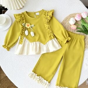 NEW 9-12 months.  Baby Girl Set with Floral Detail